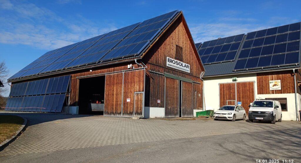Heizwerk Unterrabnitz mit Solarthermie-Kollektoren auf Lagerhalle und Nebengebäude