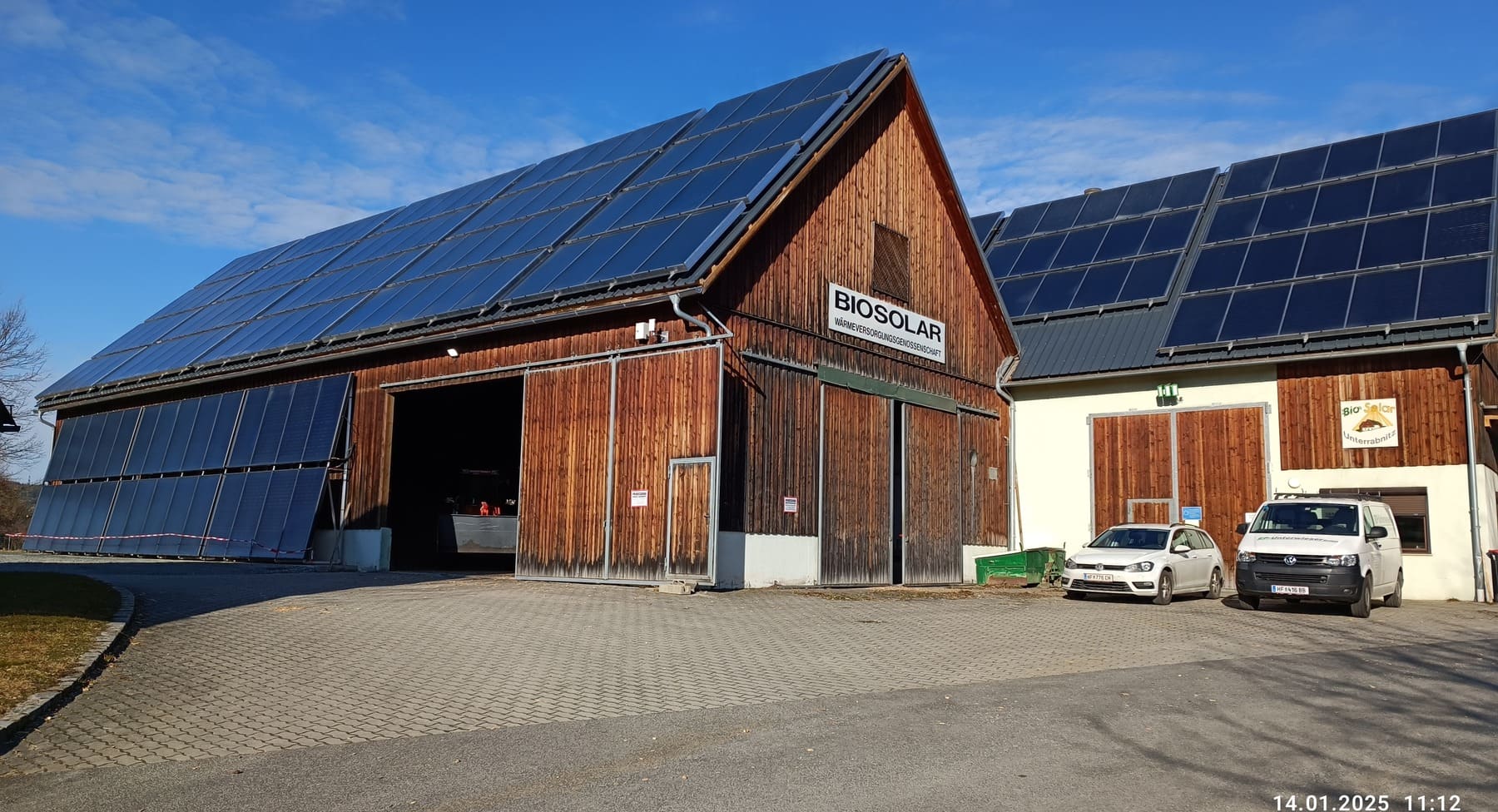 Heizwerk Unterrabnitz mit Solarthermie-Kollektoren auf Lagerhalle und Nebengebäude