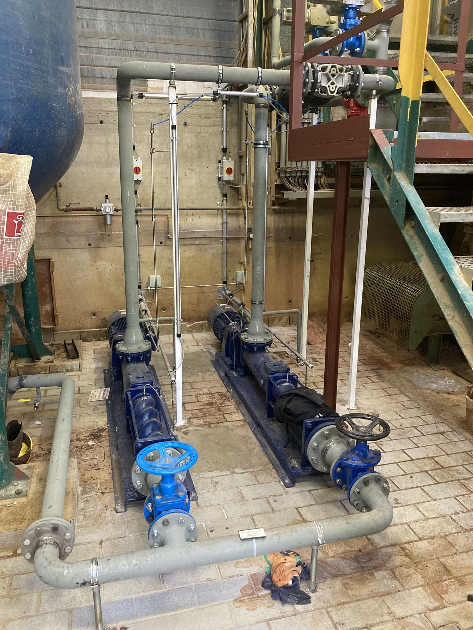 Neue Pumpengruppe der Kalkmilchleitung mit zwei Pumpen und Absperrarmaturen