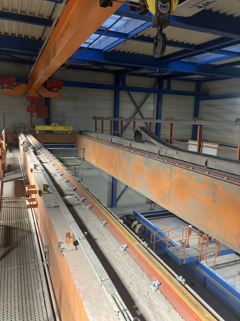 Kranbahn mit Müllkran in der Halle der MVA Pfaffenau