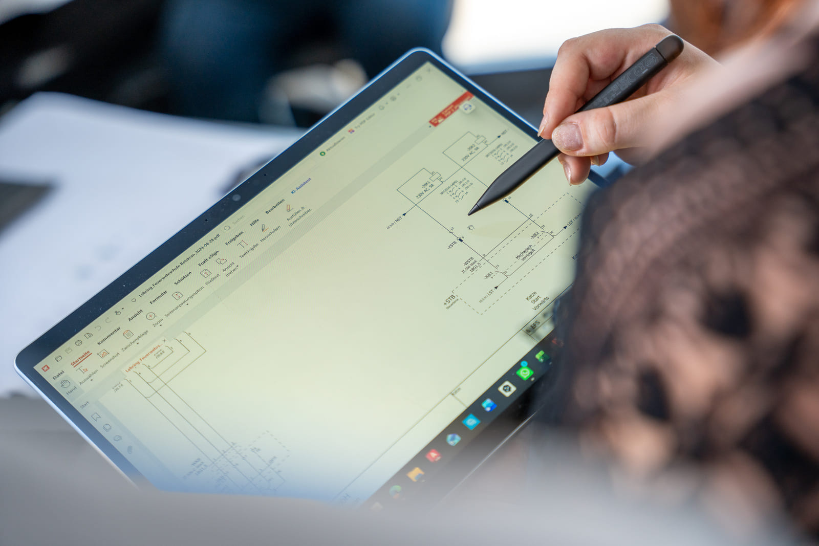 Technischer Plan wird auf einem Tablet mit Eingabestift bearbeitet