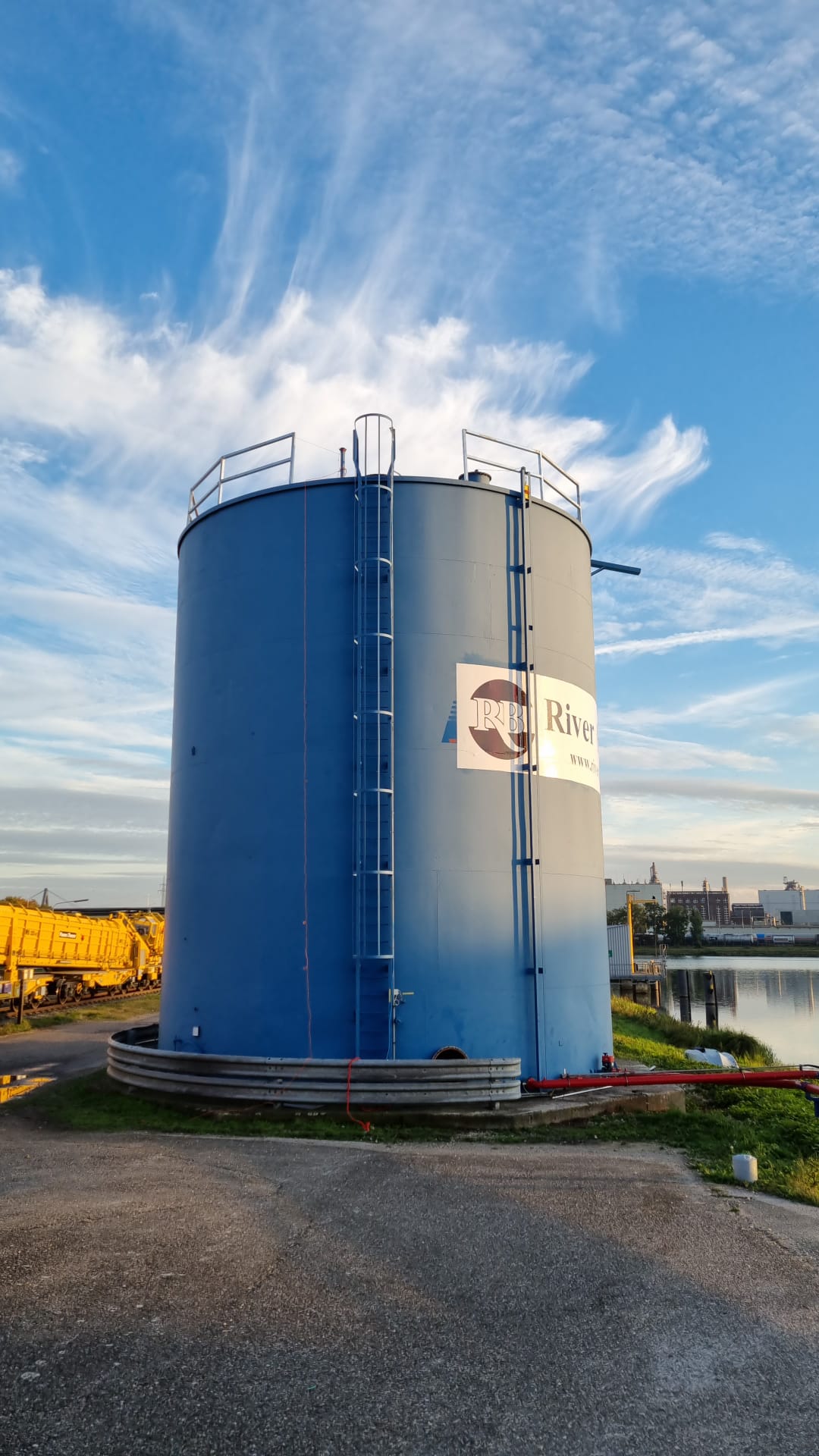 Lagertank im Tanklager Linz Hafen am Hafenbecken